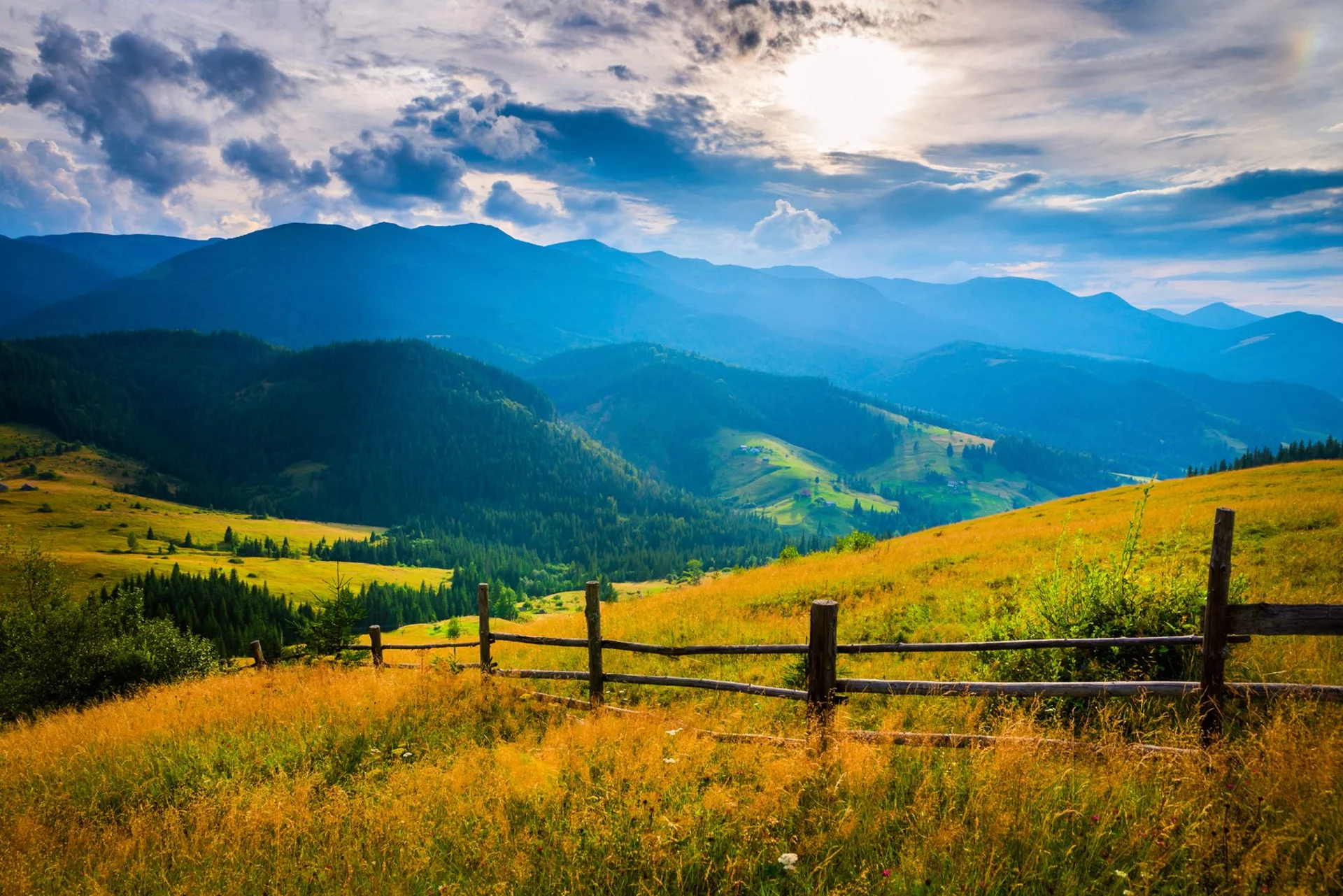 Die Hohe Tatra, ein Teilgebirge der Tatra, ist der höchste Teil der Karpaten und gehört zu zwei Dritteln zur Slowakei, zu einem Drittel zu Polen.